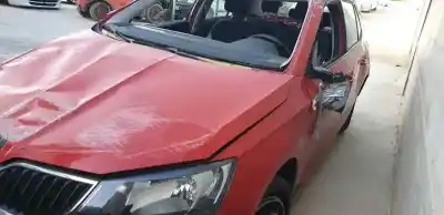 Veículo de Sucata skoda fabia active do ano 2014 alimentado chy