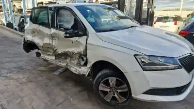 Veículo de Sucata skoda fabia active do ano 2019 alimentado dkl