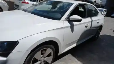 Veículo de Sucata skoda superb (3v3) active do ano 2015 alimentado crl