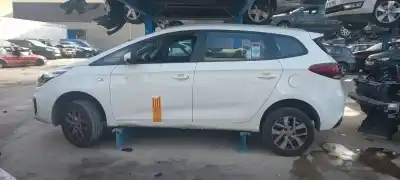 Véhicule à la ferraille kia carens ( ) basic de l'année 2017 alimenté d4fd