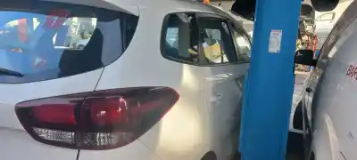 Véhicule à la ferraille kia carens ( ) basic de l'année 2017 alimenté d4fd