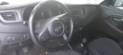 Véhicule à la ferraille kia carens ( ) basic de l'année 2017 alimenté d4fd