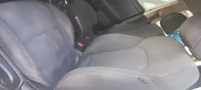 Véhicule à la ferraille kia carens ( ) basic de l'année 2017 alimenté d4fd