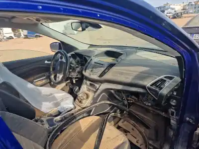Здавання транспортного засобу ford kuga (cbs) titanium s року 2015 потужний t8ma