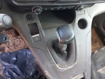 Vehicul casat peugeot rifter active standard al anului 2022 alimentat yh01