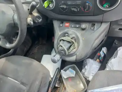 Veicolo di demolizione peugeot partner kasten active dell'anno 2015 alimentato 9h06