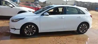 Veículo de Sucata kia ceed drive do ano 2024 alimentado 