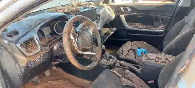 Veículo de Sucata kia ceed drive do ano 2024 alimentado 