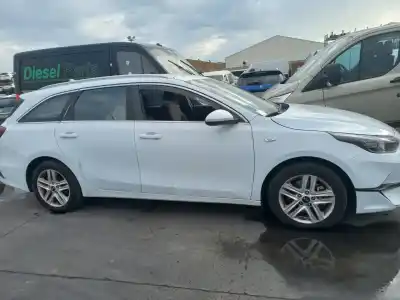 Veículo de Sucata kia ceed sportswagon eco dynamics do ano 2023 alimentado 