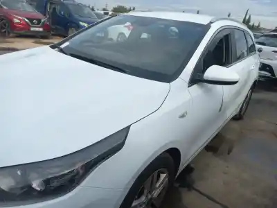 Veículo de Sucata kia ceed sportswagon eco dynamics do ano 2023 alimentado 