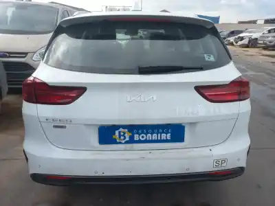 Veículo de Sucata kia ceed sportswagon eco dynamics do ano 2023 alimentado 