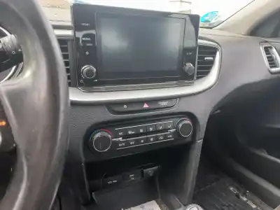 Veículo de Sucata kia ceed sportswagon eco dynamics do ano 2023 alimentado 