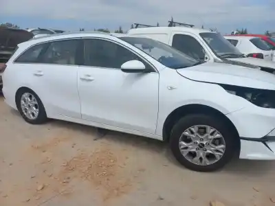 Veículo de Sucata kia ceed sportswagon hybrid do ano 2023 alimentado d4fe