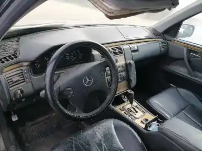 Здавання транспортного засобу mercedes-benz clase e (bm 210) berlina m112911 року 2000 потужний m112911 mb
