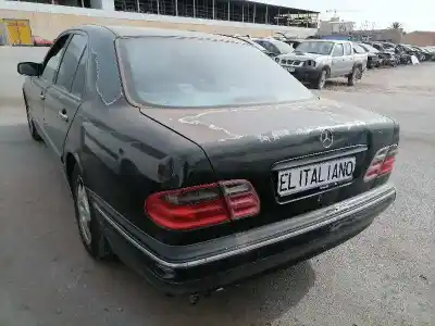 Здавання транспортного засобу mercedes-benz clase e (bm 210) berlina m112911 року 2000 потужний m112911 mb
