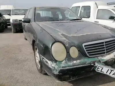 Здавання транспортного засобу mercedes-benz clase e (bm 210) berlina m112911 року 2000 потужний m112911 mb