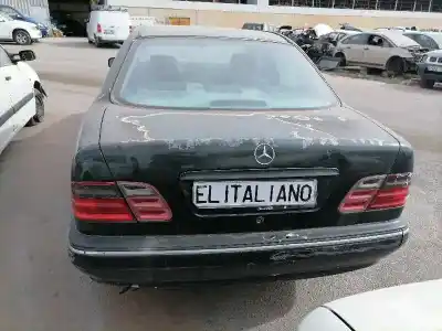 Здавання транспортного засобу mercedes-benz clase e (bm 210) berlina m112911 року 2000 потужний m112911 mb