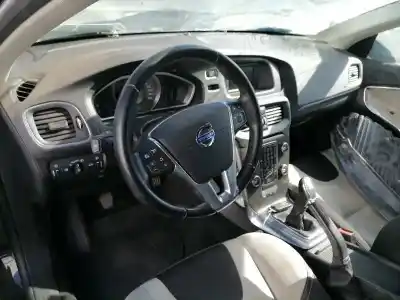 Здавання транспортного засобу volvo v40 cross country d5204t6 року 2013 потужний d5204t6