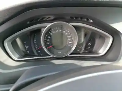 Здавання транспортного засобу volvo v40 cross country d5204t6 року 2013 потужний d5204t6