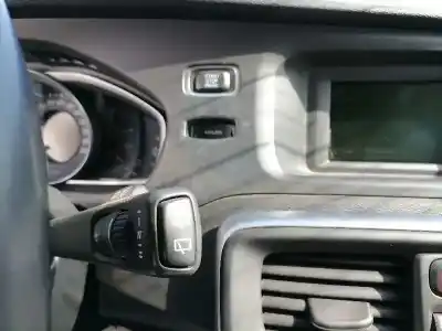 Здавання транспортного засобу volvo v40 cross country d5204t6 року 2013 потужний d5204t6