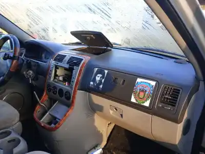 Véhicule à la ferraille kia carnival ii (fl) d/j3 de l'année 2004 alimenté j3