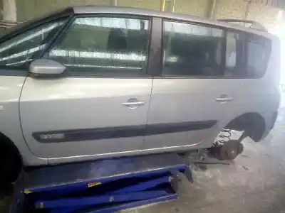 Veículo de Sucata RENAULT ESPACE IV (JK0) 2.0 Dynamique [2.0 Ltr. - 110 kW dCi Diesel FAP] do ano 2003 alimentado G9T742