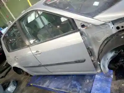 Véhicule à la ferraille RENAULT                                            SCENIC II                                                                                                                                                                                                                                                  Authentique                                                                                                                                                                                                                                                de l'année 2004 alimenté F9Q800
