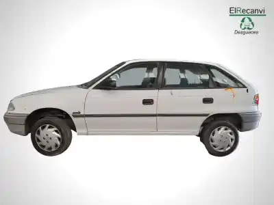 Sloopvoertuig opel astra f berlina básico van het jaar 2001 aangedreven x17dt