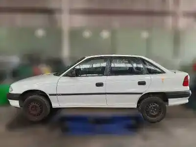 Véhicule à la ferraille OPEL ASTRA F BERLINA GLS de l'année 1994 alimenté X16XEL