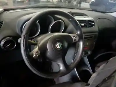 Sloopvoertuig alfa romeo 147 (190) 1.9 jtd distinctive van het jaar 2004 aangedreven 937a2000