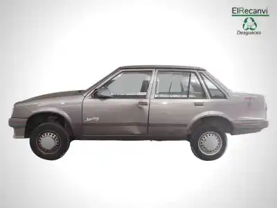 Véhicule à la ferraille opel corsa a cup de l'année 1990 alimenté 12nv