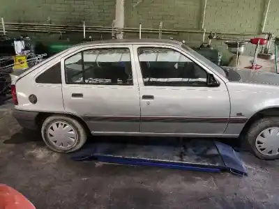 Veicolo di demolizione opel kadett e gls berlina dell'anno 1989 alimentato 