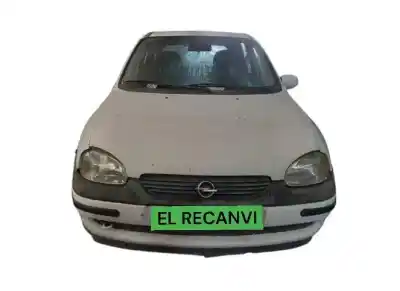 Véhicule à la ferraille opel corsa b sport de l'année 1998 alimenté 
