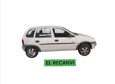 Véhicule à la ferraille opel corsa b sport de l'année 1998 alimenté 