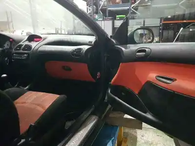 Veicolo di demolizione peugeot 206 cc 2.0 16v cat dell'anno 2001 alimentato rfn