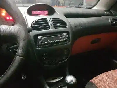 Veicolo di demolizione peugeot 206 cc 2.0 16v cat dell'anno 2001 alimentato rfn