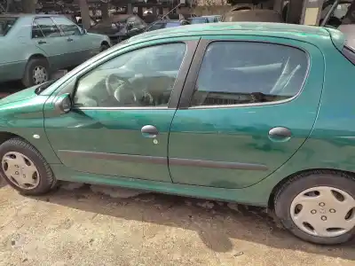 Veículo de Sucata peugeot 206 berlina xt do ano 2000 alimentado wjz