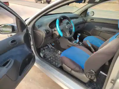 Veículo de Sucata peugeot 206 berlina xt do ano 2000 alimentado wjz
