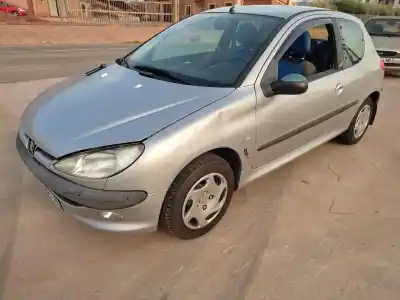 Veículo de Sucata peugeot 206 berlina xt do ano 2000 alimentado wjz