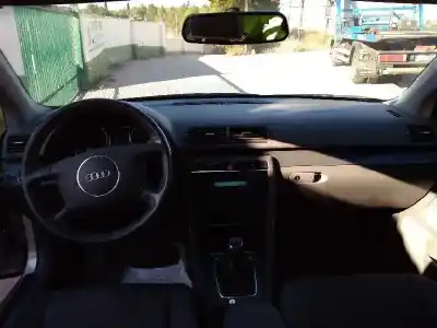 Veículo de Sucata audi a4 berlina (8e) 1.9 tdi (96kw) do ano 2001 alimentado awx
