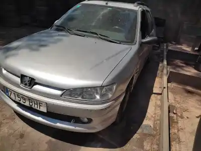 Veículo de Sucata peugeot 306 break boulebard do ano 2001 alimentado rhy