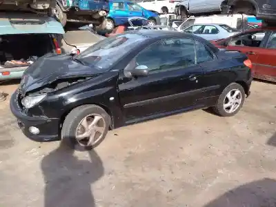 Veicolo di demolizione peugeot 206 cc cc dell'anno 2002 alimentato nfu