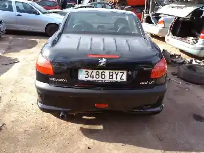 Veicolo di demolizione peugeot 206 cc cc dell'anno 2002 alimentato nfu