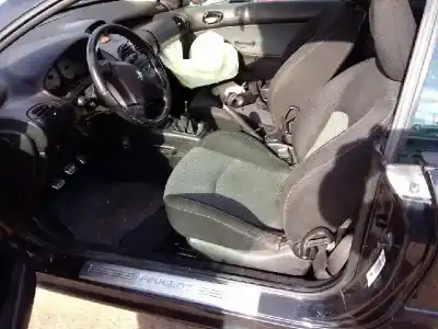 Veicolo di demolizione peugeot 206 cc cc dell'anno 2002 alimentato nfu