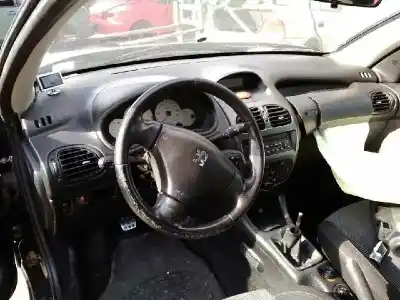 Veicolo di demolizione peugeot 206 cc cc dell'anno 2002 alimentato nfu