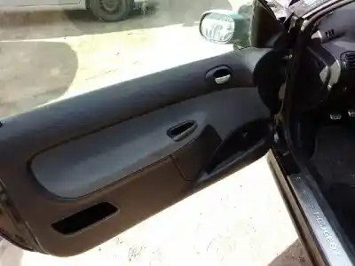 Veicolo di demolizione peugeot 206 cc cc dell'anno 2002 alimentato nfu