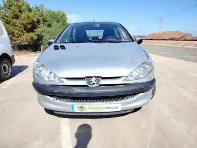 Veicolo di demolizione PEUGEOT 206 BERLINA  dell'anno 2003 alimentato KFW