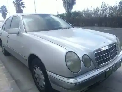Здавання транспортного засобу MERCEDES-BENZ CLASE E (W210) E 300 D (210.020) року 1996 потужний OM606912