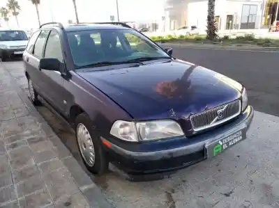 Vehículo de desguace VOLVO V40 FAMILIAR  del año 1999 con motor D4192T2