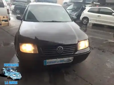 Vehículo de desguace VOLKSWAGEN BORA BERLINA (1J2) Highline del año 2000 con motor AUY